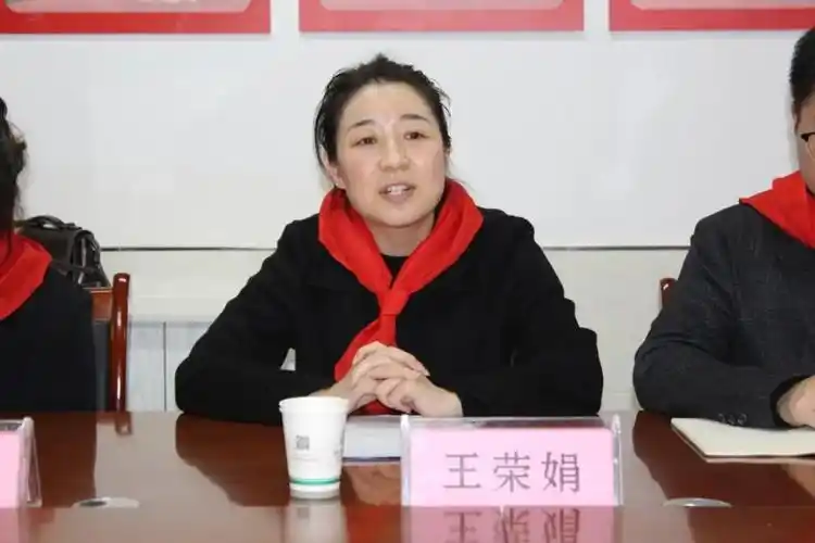 图为:县教育党委副书记王荣娟讲话