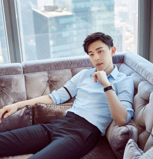 网友曝金晨点赞邓伦黑粉微博 遭吐槽戏太多了