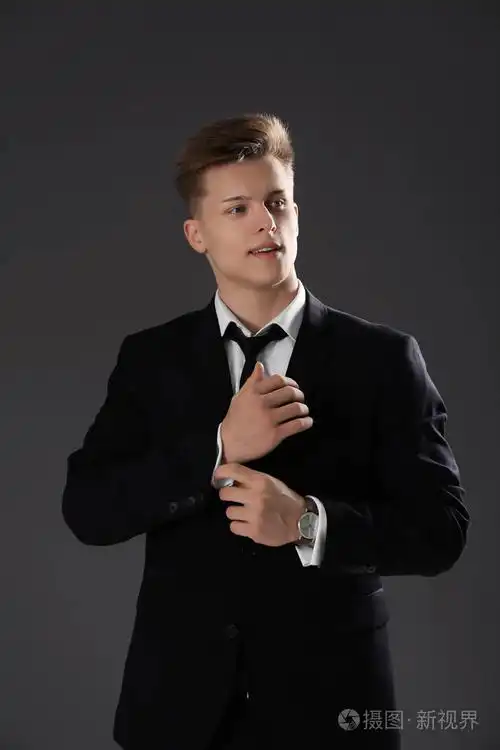 灰色背景下的正式西装帅男