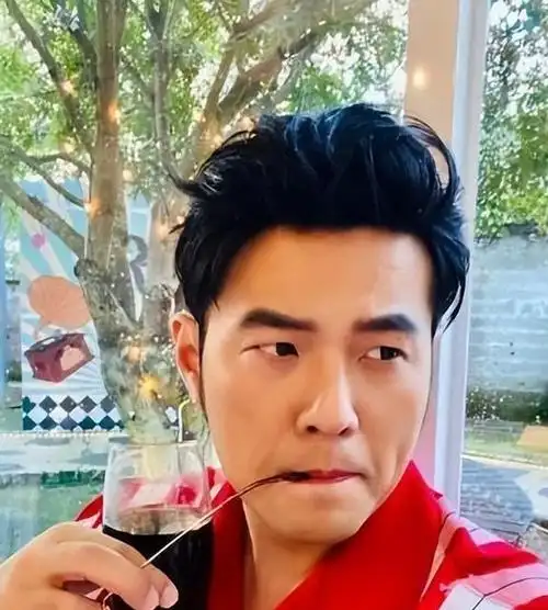 在商业上,周杰伦也选择回馈广大普通粉丝.