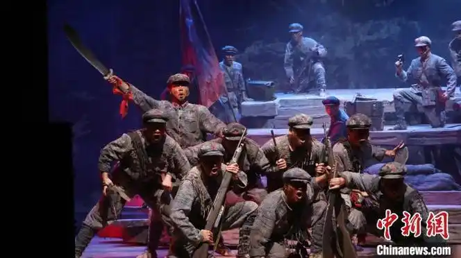 红色革命舞台剧《血色湘江》红军战士奋战剧照.龙宇飞 摄