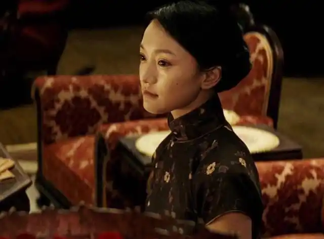 周迅民国旗袍生图穿黑色印花古典旗袍端庄优雅又可以演18岁了