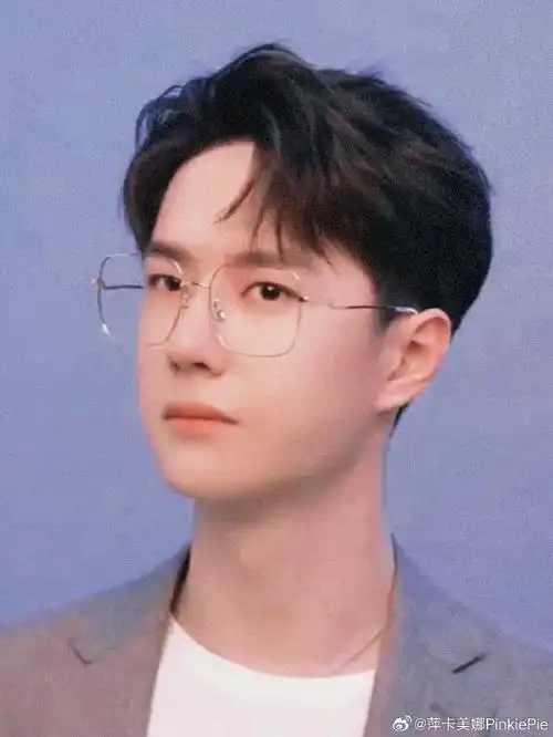 王一博超话戴眼镜的博博你就看吧,一看一个不吱声,帅到不想吱声#王