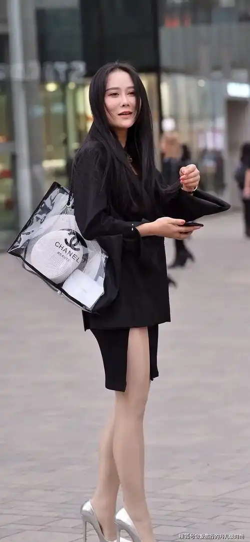 美女真会穿!黑色西装搭配开叉裙,脚踩银色高跟鞋轻松美出新高度