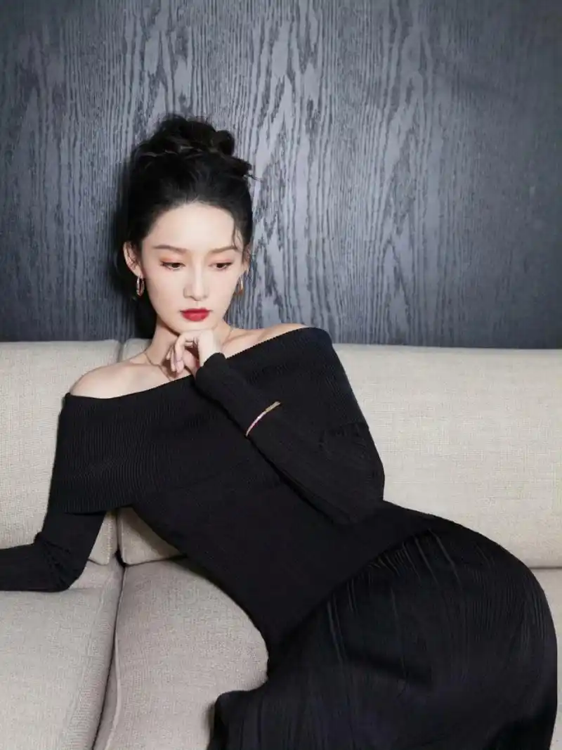 李沁一字肩黑色修身礼服写真,这s形身姿让人着迷!