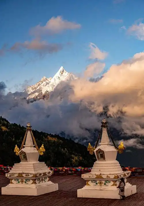 观梅里雪山日出,中国最美的雪山之一,运气极好才能看到日照金顶