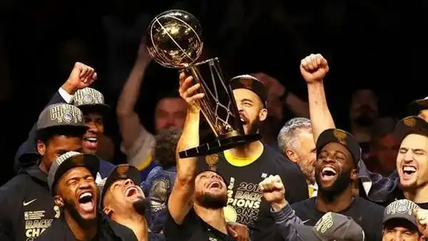 詹姆斯咋总决赛独木难支,最终勇士队4比0横扫骑士夺得冠军