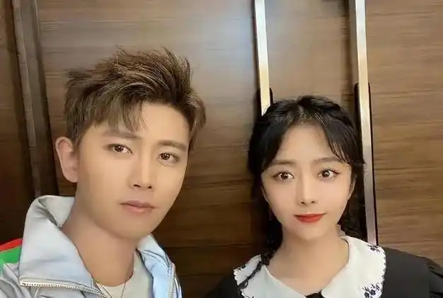 任嘉伦:从运动员到明星,爆红时公布恋情,如今一家三口幸福美满|景甜