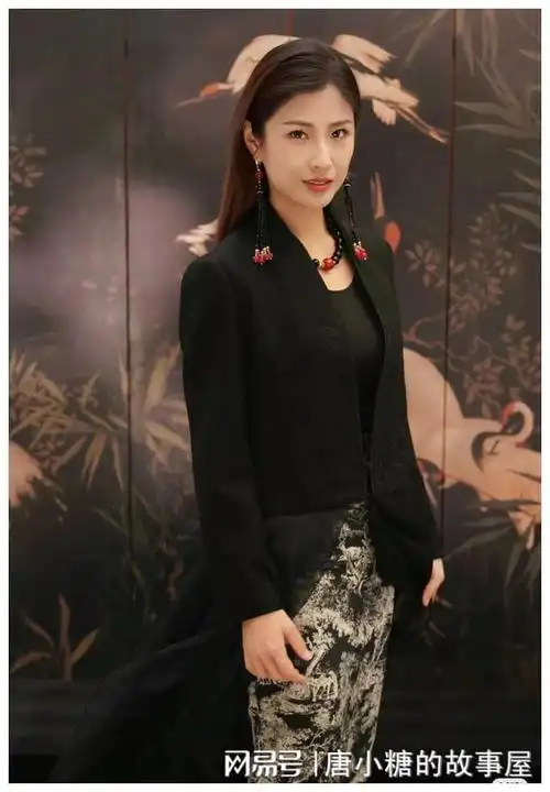 周家蔚妥妥的靓妈一枚最新近照曝光母爱满满欲言又止