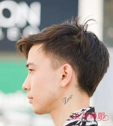 亚洲男生掏空鬓角前梳短发发型