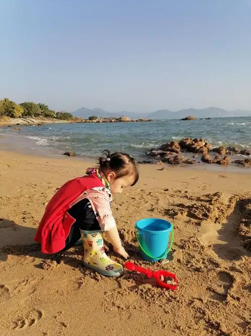 拾贝壳的小姑娘