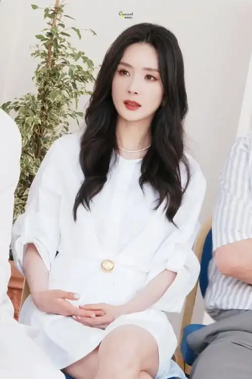 杨幂戛纳街拍##杨幂ins晒照##杨幂棕红色风衣##杨幂靴子##今日星拍