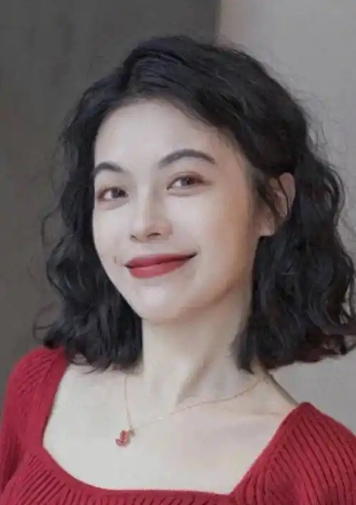 圆脸的女性在搭配齐肩卷发时,可以选择较为规则的微卷发.