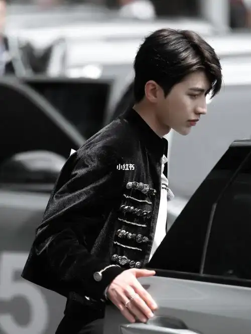 在逃王子蔡徐坤今日跑男录制路透