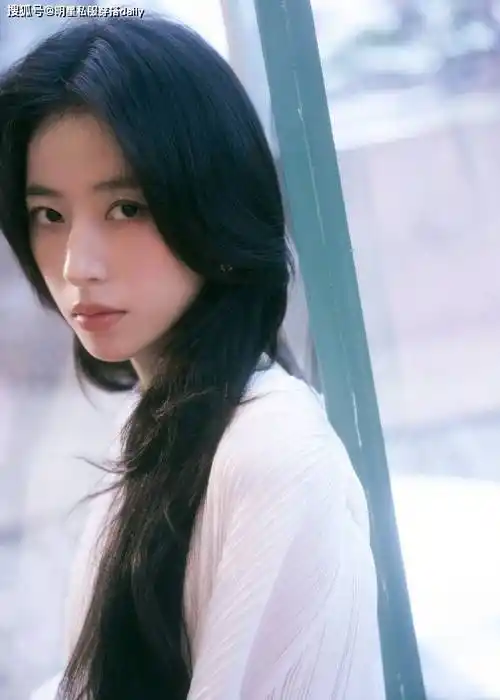 周雨彤和宋茜同穿白裙!一个甜美温柔,一个大气端庄,美疯了!