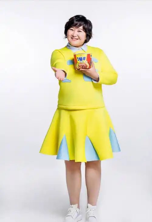 穿圆领t恤脖子上好几层肉,休闲打扮显可爱_穿着_喜剧_造型