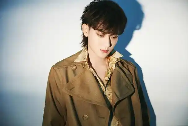 知名歌手黄子韬通过社交账号晒出了自己的生活照,镜头中,黄子韬身穿