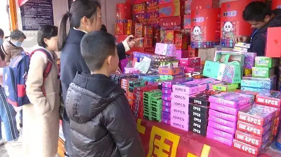 在丽苑路烟花爆竹销售点摊位上,各式各样的烟花爆竹已摆满了展示台.