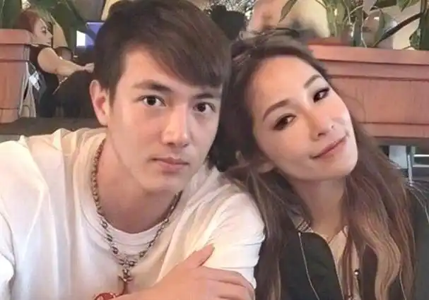 43岁萧亚轩曝面部扭曲如今却曝出被男友无情抛弃