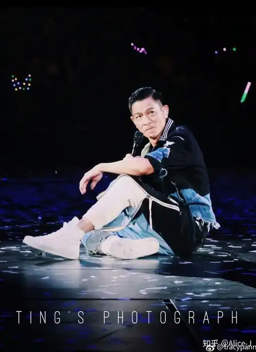 #神级现场 #华迷 #刘德华演唱会 刘德华的声音温暖深情,没 - 抖音