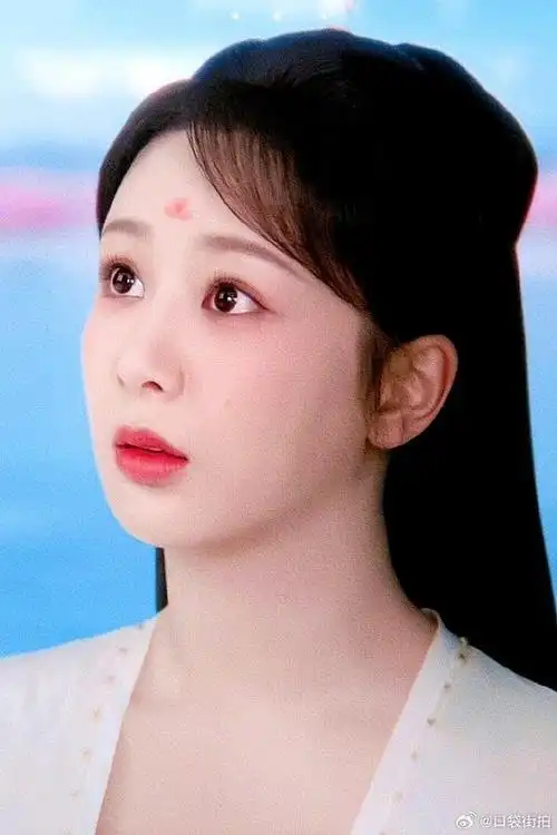 杨紫桃夭妆#杨紫眉间桃花造型尽显温柔与仙气,桃粉色的氛围感好热人