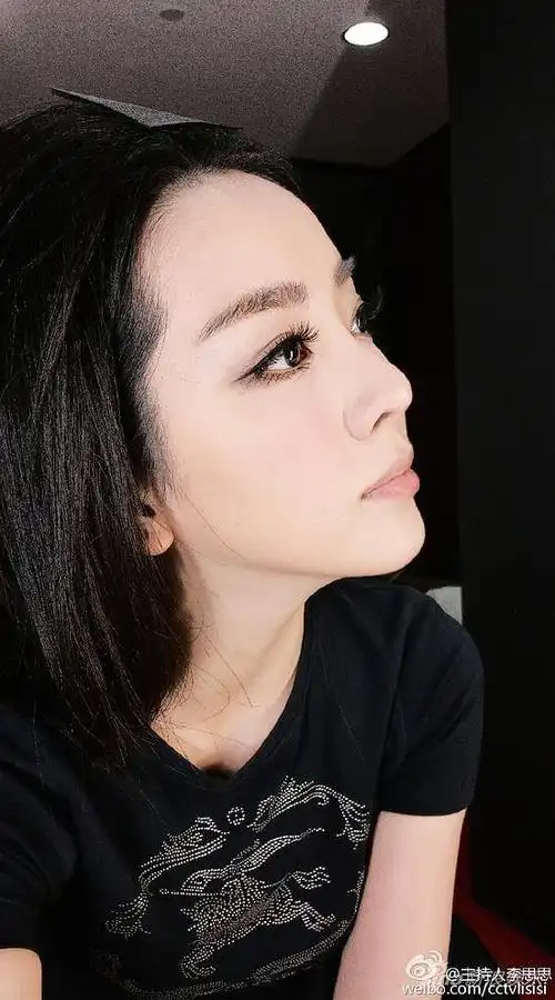 央视主持李思思晒素颜照 获赞清新脱俗