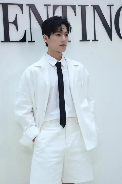 杨洋华丽亮相!valentino 2024春夏男装系列首穿杨洋