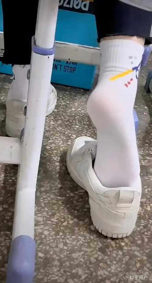 女生有上课脱鞋的经历吗?
