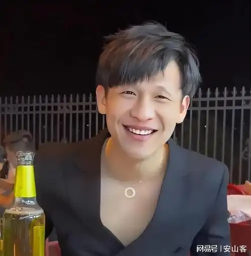 宋小宝不再扮丑43岁的他要当爱豆