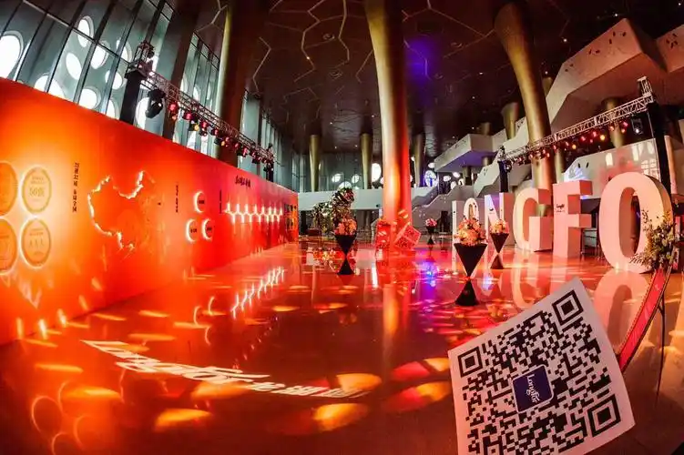 只为共睹龙湖风采 一走进这百万级发布会盛典,笔者立刻被现场布置所