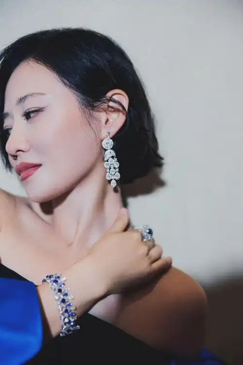 谭卓出席尚流tatler ball 获颁萧邦致雅女性力量大奖