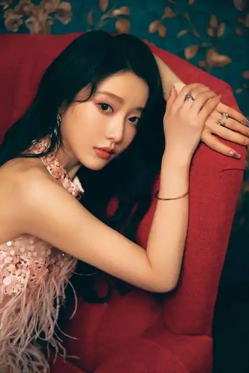 27日,90后美女红星姜贞羽活动造型图新鲜出炉,魅力十足.