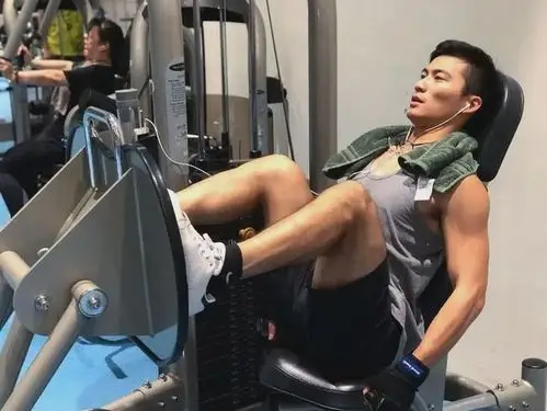 公狗腰鲨鱼线高颜值台湾模特引发舔屏这就是理想男友的样子吧