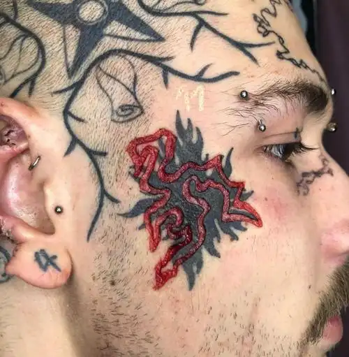 脸部肉雕纹身男超酷的脸部割皮纹身