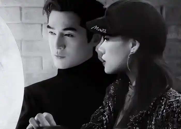 胡歌携助理老婆超市大采购,奶粉年货堆满购物车,黄曦宁忙前忙后_女儿