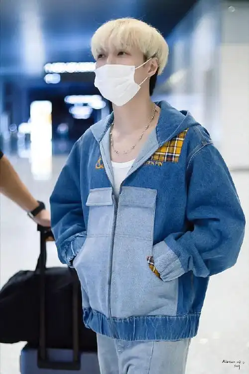 张艺兴牛仔套装机场饭拍