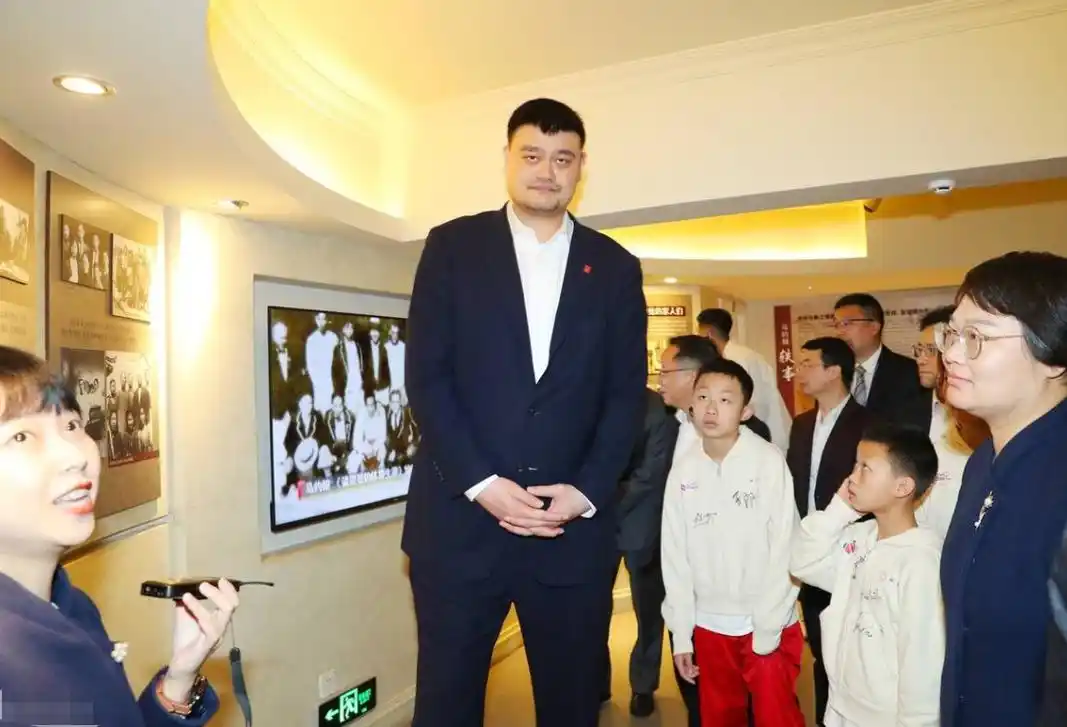 曝姚明体重失控内分泌失调,现已400斤,妻子叶莉非常自责