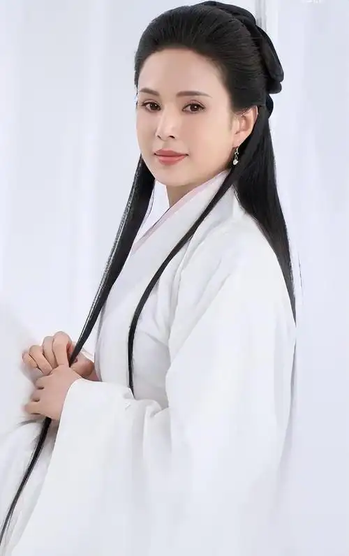 李若彤还原当年小龙女造型,一袭白衣再现"睡在绳子上"的经典画面