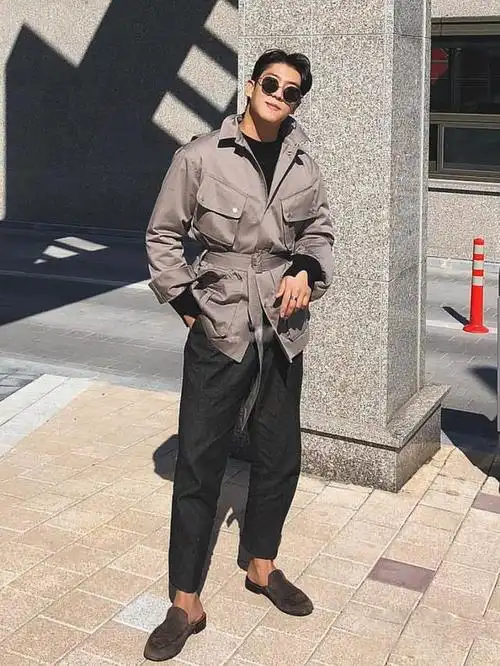 分裤 靴子今年这种翻毛边的领子特别流行,再加上束腰的设计,男生也会