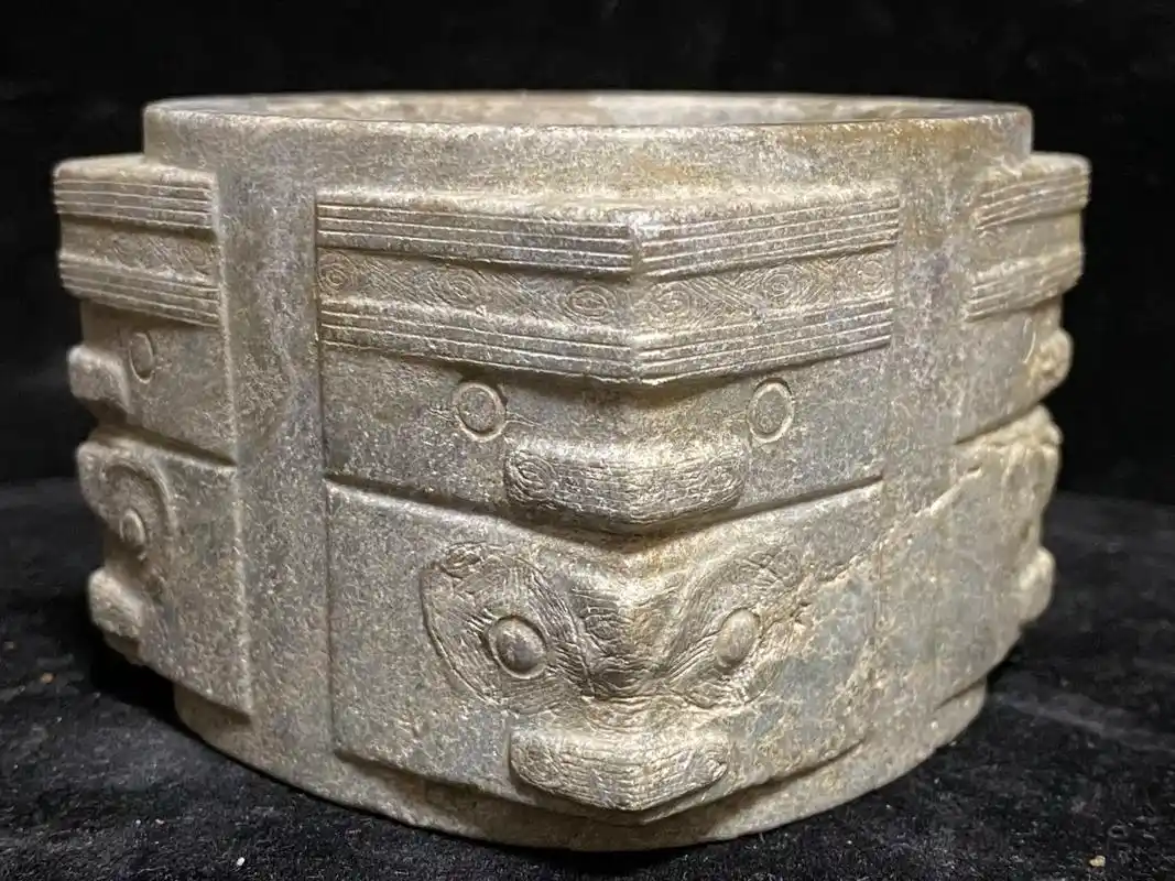 良渚文化人兽面玉琮!重量516克,宽8厘米,高5.9厘米!( - 抖音