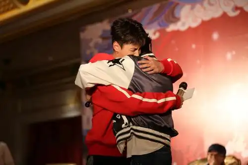 世纪大拥抱!本新凡狗喵粉.