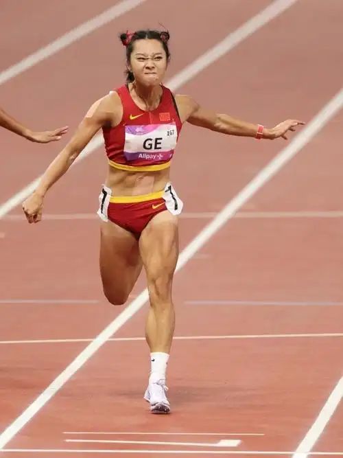 组图女子百米飞人葛曼棋摘金颁奖仪式上与观众互动