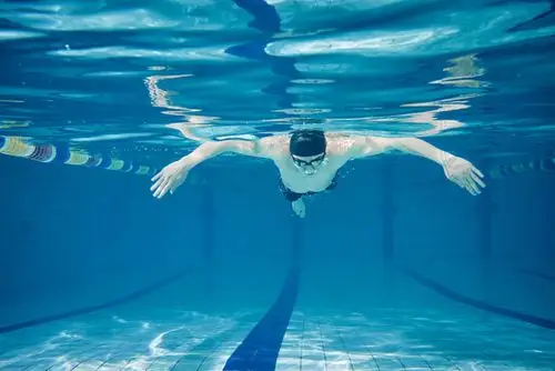 自由泳时为何总下沉?该如何练习自由泳?我来告诉你