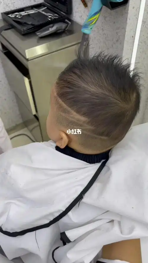 五个月宝宝第一次剪头发发型太成熟了