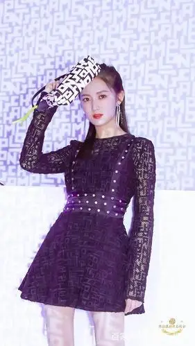 陈钰琪黑色裙子参加活动.