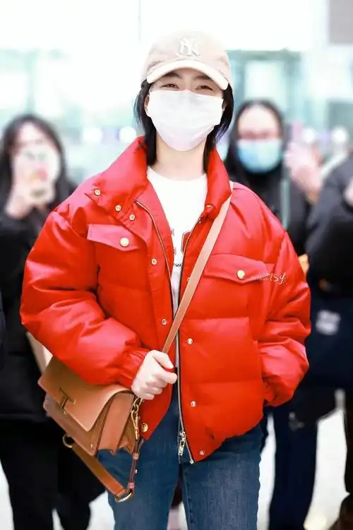 谭松韵现身机场,红色面包服搭牛仔裤,简约时尚又保暖!