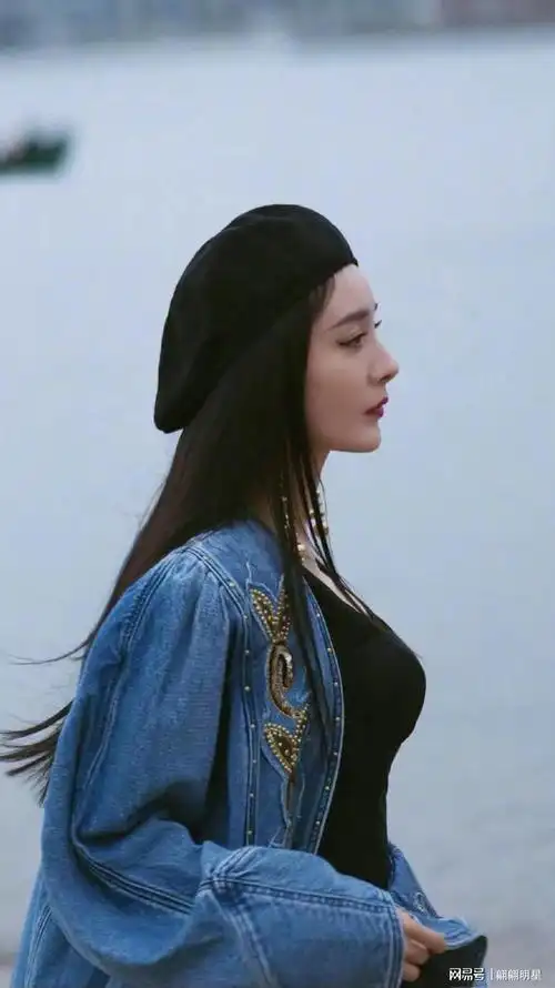 杨幂写真太漂亮了尤其是第三张