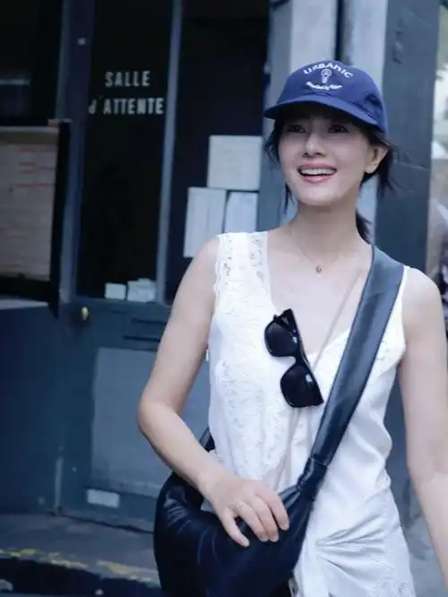 ▼黎贝卡的话:总结一下高圆圆的"胶囊"衣橱核心单品——衣服:黑/白及