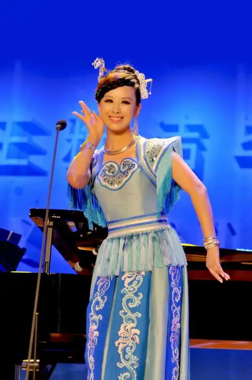 p data-id="gnwxjy7fnt">王雅洁,女,空政文工团优秀青年歌手,出生于