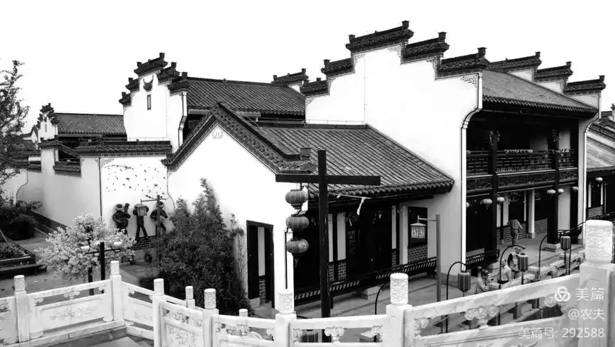 青砖,黛瓦,白壁,马头墙,徽派建筑风格的房屋,景区里比比皆是,鳞次栉比